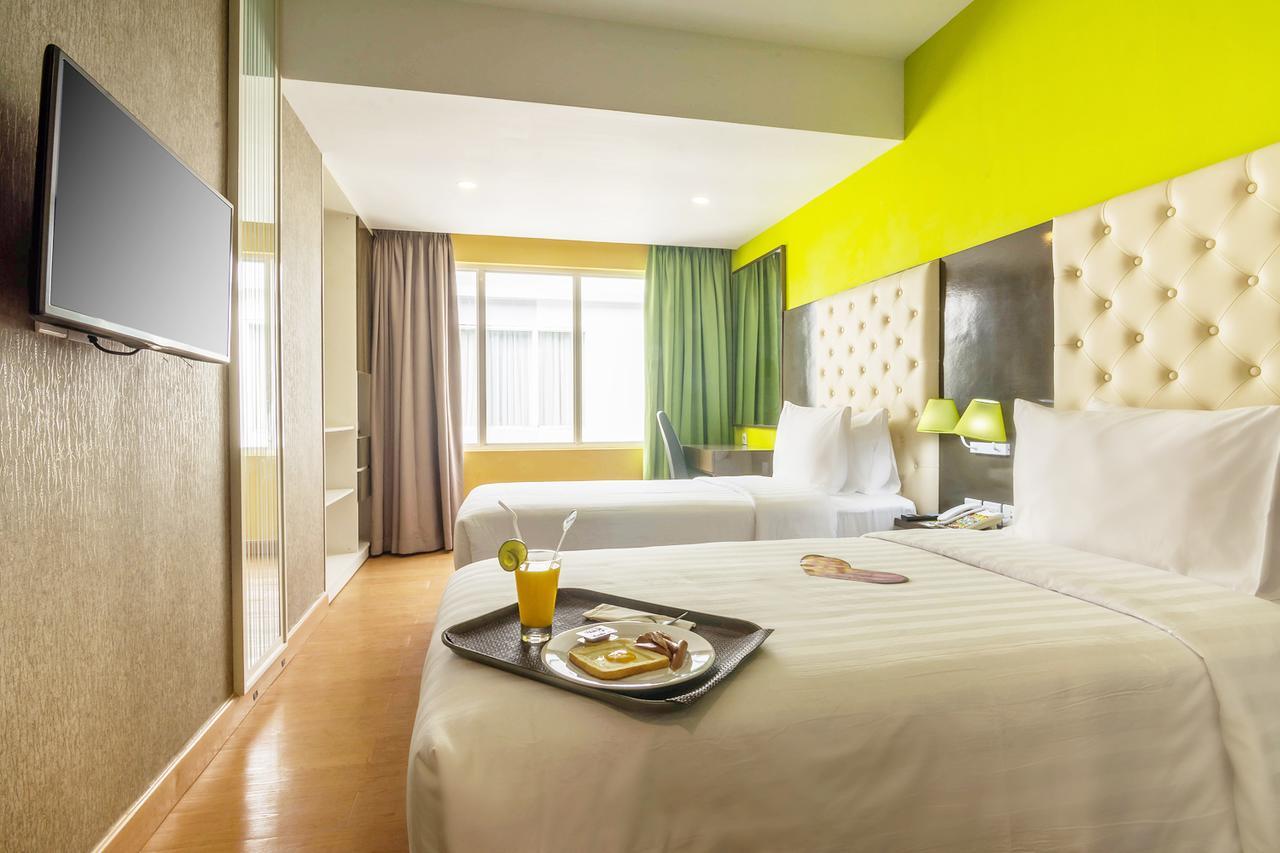 Maxonehotels At Resort Makassar Extérieur photo