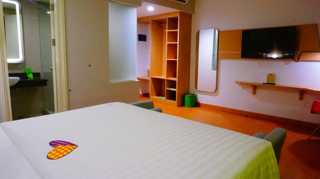 Maxonehotels At Resort Makassar Extérieur photo